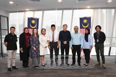 Kunjungan hormat pihak Astro Malaysia Holdings Berhad diketuai GCEO yang baharu dilantik, Henry Tan dan perbincangan bersama barisan pimpinan Jabatan Penyiaran Malaysia diketuai Ketua Pengarah Penyiaran Malaysia, Ashwad Ismail berlangsung di Menara Angkasapuri pada 16 Jun lalu.