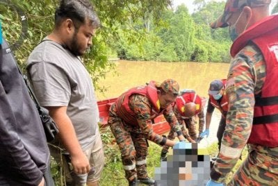 Anggota bomba membantu membawa mayat mangsa ke Jeti Kuala Bera sebelum diserahkan kepada polis untuk tindakan selanjutnya. Foto: JBPM Pahang