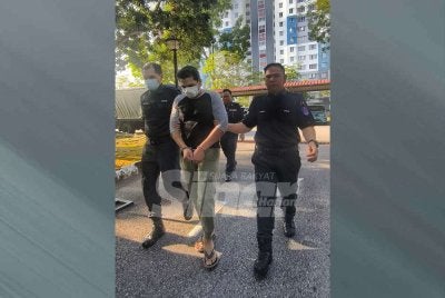 Ahmad Zul Ariff (tengah) dibawa polis ke Mahkamah Sesyen Seremban pada Jumaat. 