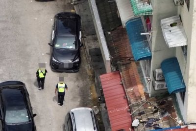 Penggunaan dron membantu operasi penguatkuasaan JIM di kawasan perniagaan di Taman Kinrara, Puchong pada Khamis. 