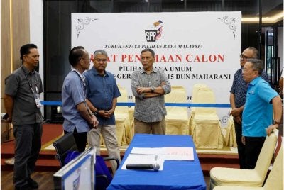 Pengerusi Suruhanjaya Pilihan Raya (SPR), Datuk Seri Ramlan Harun (tengah) meninjau persiapan pusat penamaan calon bagi Dewan Undangan Negeri (DUN) Maharani di Dewan Tanjung, Bangunan Istana Tanjung hari ini. Foto Bernama 