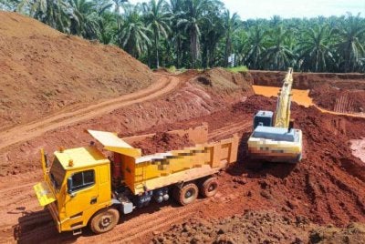 Aktiviti mengorek tanah rancak dijalankan ketika serbuan dilakukan.di sebuah limbong bauksit haram di Felda Bukit Goh. Foto: Bridged Tenggara PGA 