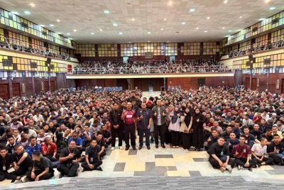 Muhammad Syafiq bersama pelajar selepas ceramah bertajuk Anda Bijak Jauhi Maksiat kepada kira-kira 2,200 mahasiswa baharu PUO di sini pada Rabu.