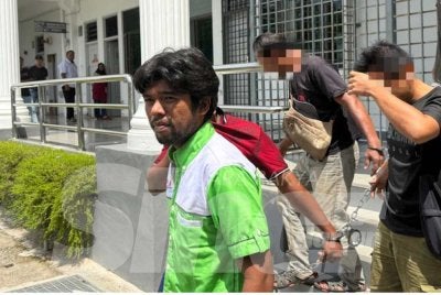 Tertuduh mengaku bersalah di hadapan Majistret Dr Teoh Shu Yee atas tiga pertuduhan termasuk melakukan perbuatan khianat.