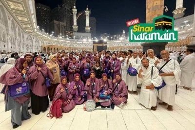 ANTARA momen yang akan dikenang sepanjang zaman oleh jemaah Pertis yang menunaikan umrah pada Ramadan lalu. Foto IN SAFF 