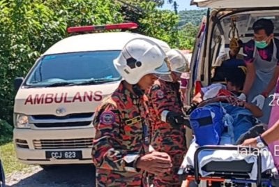 Mangsa yang cedera dihantar ke hospital untuk menerima rawatan. - Foto: JBPM Pahang
