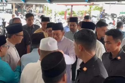 Anwar berkata kepada pemberita selepas menunaikan solat Jumaat di Masjid Jameatus Solehah, Pekan Dengkil di sini pada Jumaat. 