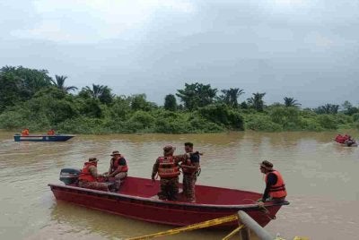 Operasi SAR mangsa yang hilang selepas bot terbalik memasuki hari kedua pada Jumaat. Foto: JBPM Selangor