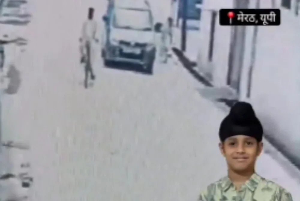 Rakaman CCTV menunjukkan kanak-kanak itu diajak memasuki kenderaan suspek. Foto X.