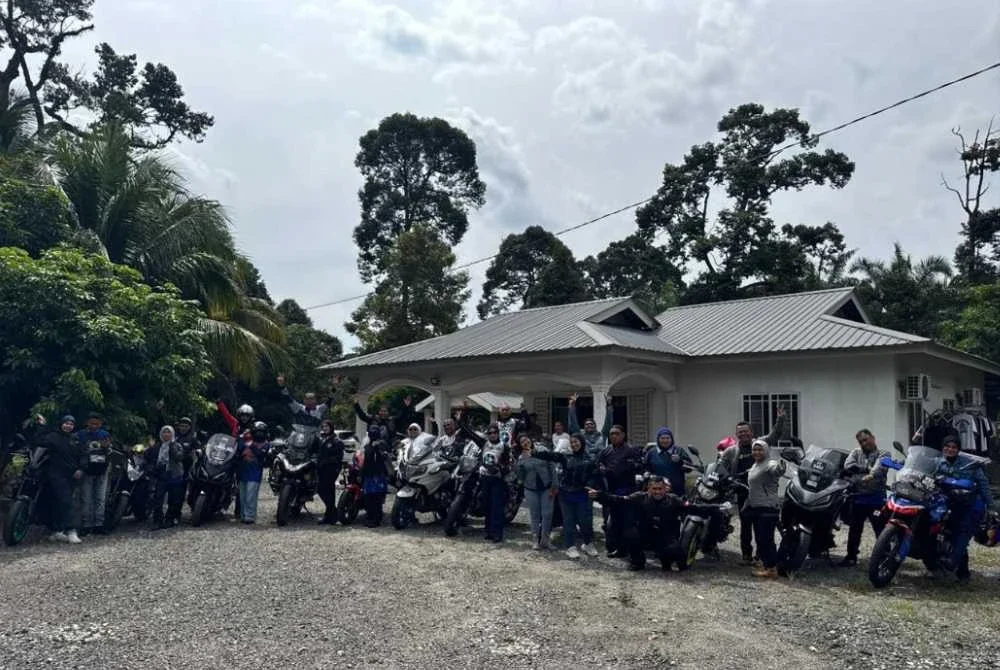 Bergambar sebelum meninggalkan dusun durian.