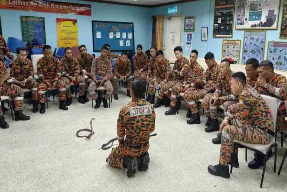 Anggota bomba terlibat dalam kursus.