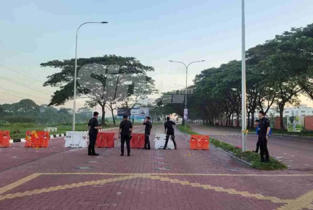 Anggota polis mula berkawal di kawasan pusat penamaan calon di SMK Taman Dato Onn, Tebrau pada Sabtu.