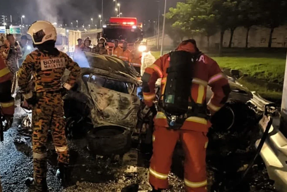 Kebakaran berjaya dipadamkan sepenuhnya dengan kemusnahan kereta dilaporkan 100 peratus. Foto JBPM KL