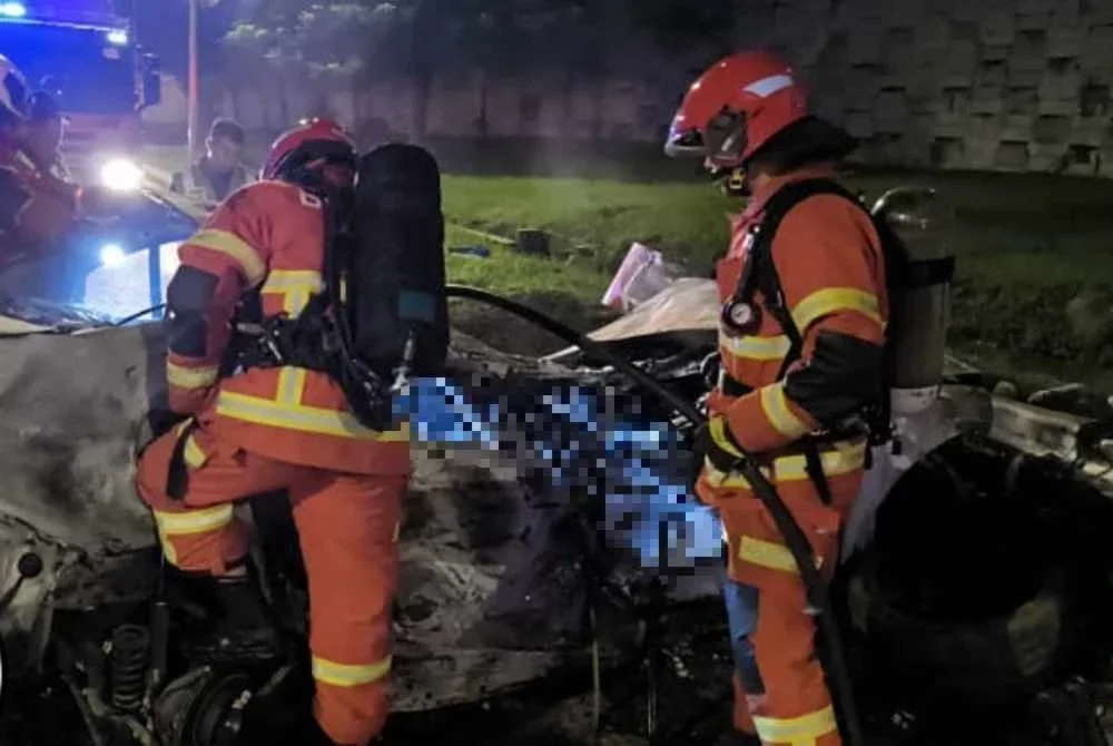 Tiga mangsa dengan dua daripadanya rentung akibat tersepit, manakala seorang lagi berjaya diselamatkan. Foto JBPM KL