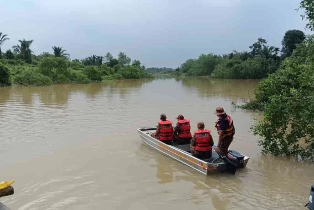 Anggota bomba melaksanakan SAR sejak Khamis lalu. Foto JBPM Selangor 