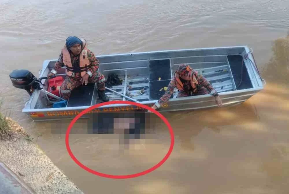 Mayat mangsa dijumpai dengan bantuan orang awam di sekitar kawasan bot karam. Foto JBPM Selangor 