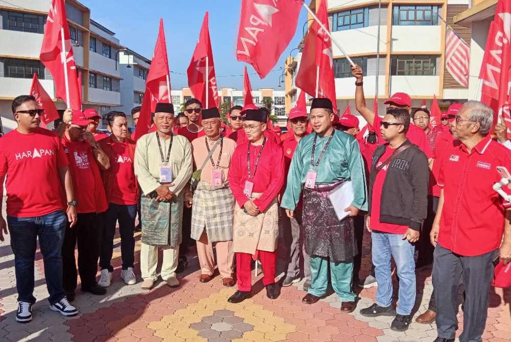 Nur Hafiz (tengah) bersama penyokong tiba di perkarangan Dewan Muafakat Majlis Daerah Simpang Renggam pada pagi Sabtu.