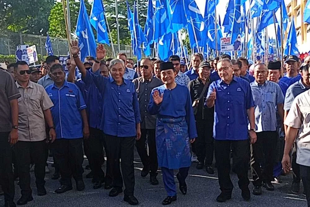 Onn Hafiz diiringi Ahmad Zahid tiba di perkarangan Dewan Muafakat Majlis Daerah Simpang Renggam pada pagi Sabtu.