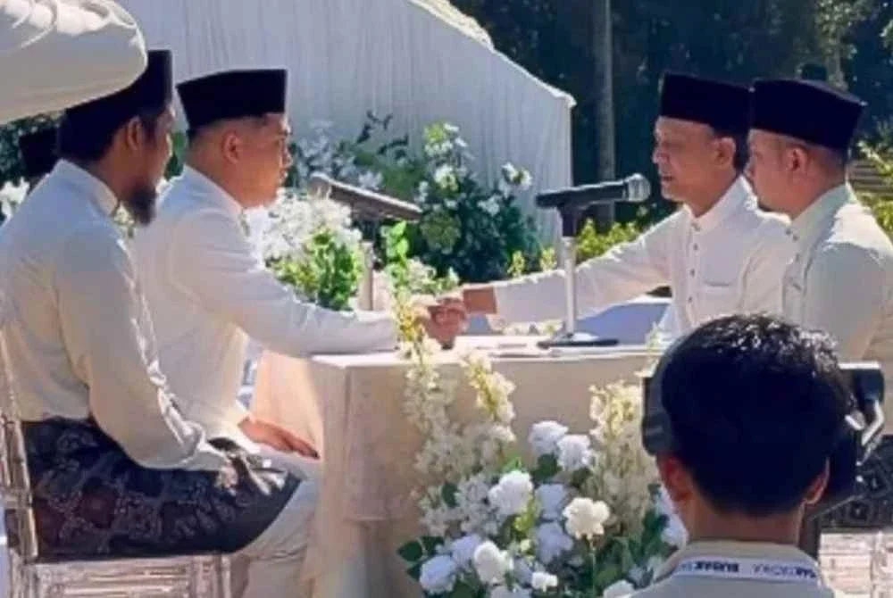 Dengan hanya sekali lafaz, Didi selamat bergelar isteri kepada Diniey atau nama lengkapnya Muhammad Nur Fiqrat Ismat Diniey.