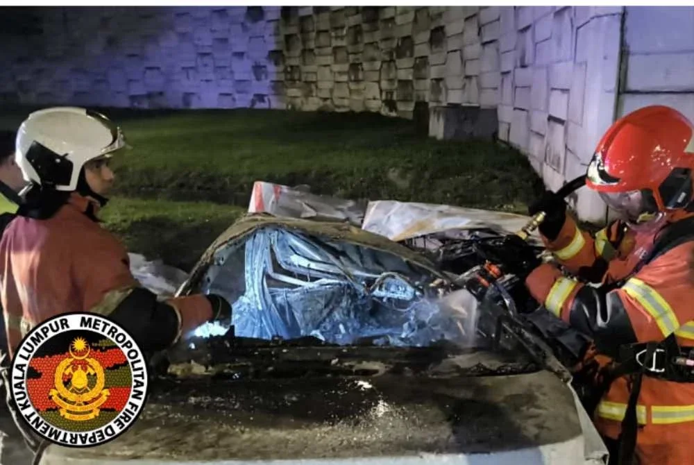 Keadaan kenderaan yang terbakar dalam kemalangan di Lebuhraya DUKE pada Sabtu. - Foto: JBPM KL