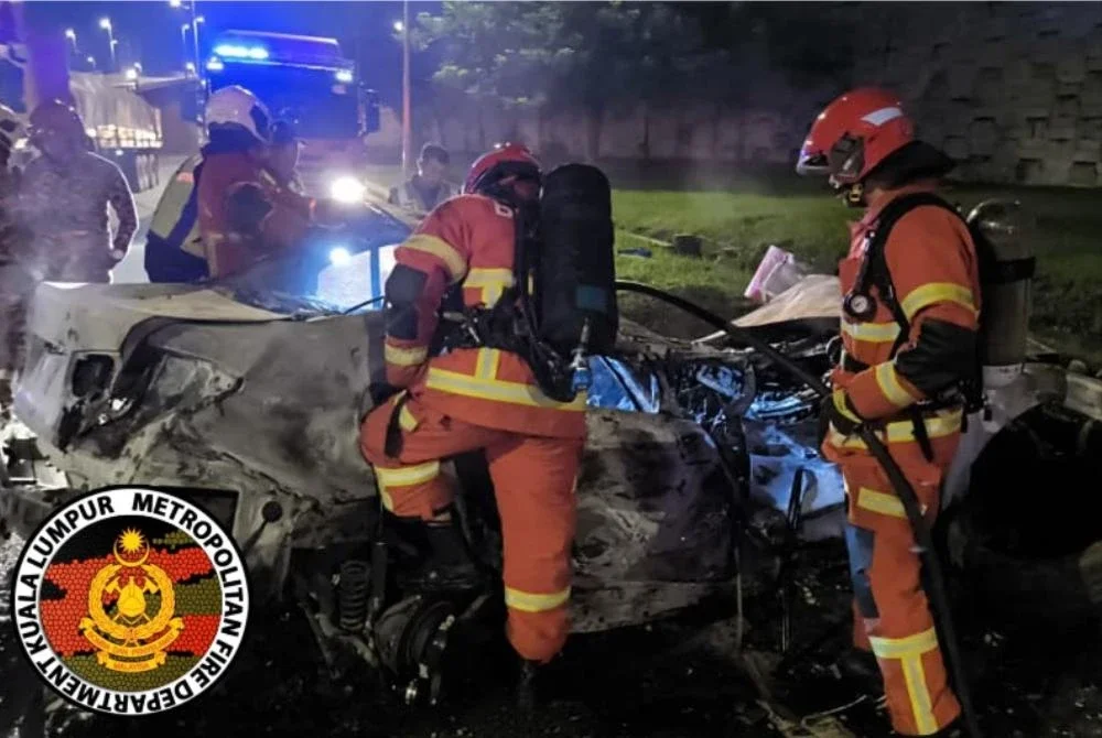 Anggota bomba memeriksa keadaan BWM yang terbabit dalam kemalangan yang meragut dua nyawa di Lebuhraya DUKE pada Sabtu. - Foto: JBPM KL