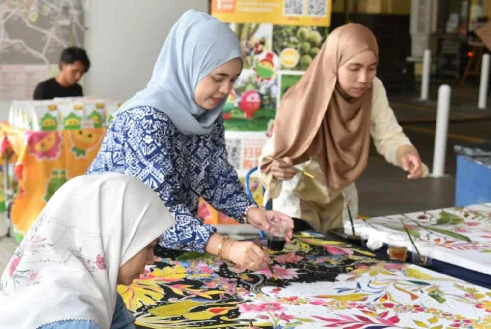 Pelbagai aktiviti seni dan kraftangan tradisional seperti mencanting batik turut disediakan kepada pengunjung.