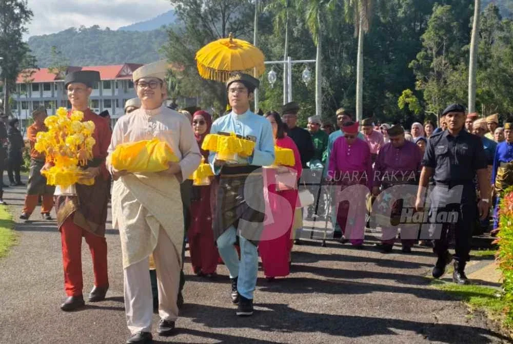 Majlis Istiadat Penzahiran Kejadian akauntan berusia 29 tahun itu sebagai Undang Luak Sungei Ujong dibuat dalam majlis istiadat menghadap baginda di Istana Besar Seri Menanti.