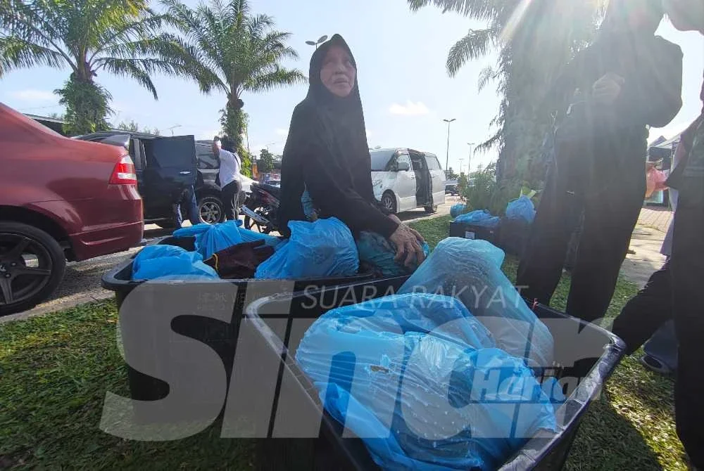 Supiah membelanjakan lebih RM150 bagi membeli raja buah susulan harga buah tersebut semakin murah.