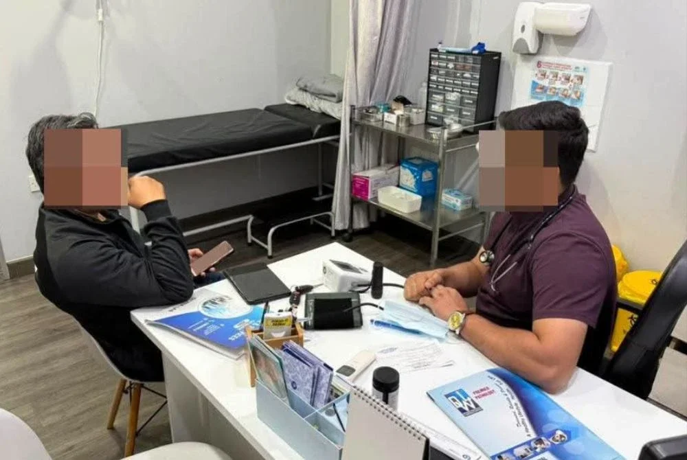 JIM membongkar kegiatan lelaki warga Pakistan sebagai doktor tidak bertauliah di sebuah klinik swasta di Subang Bestari pada Khamis. Foto: JIM