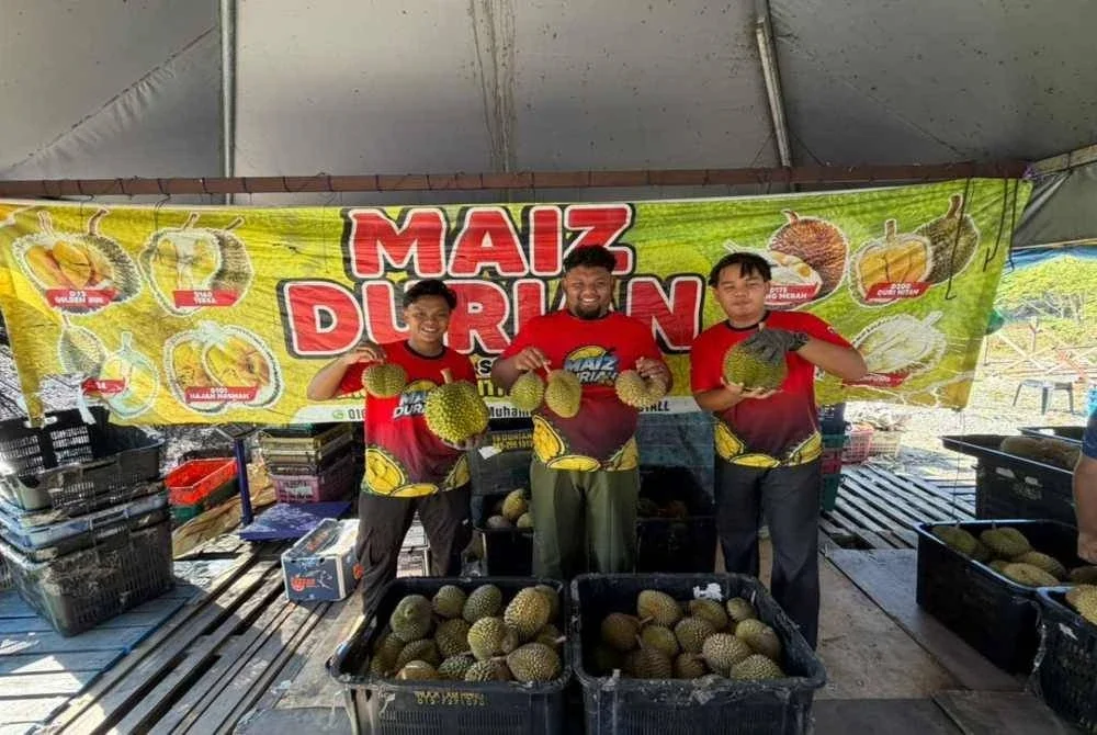 Antara durian ditawarkan pada harga antara RM1 hingga RM2 sebiji di Kampung Bukit Tunggal, Kuala Nerus bagi membantu mengurangkan beban kos sara hidup masyarakat setempat.