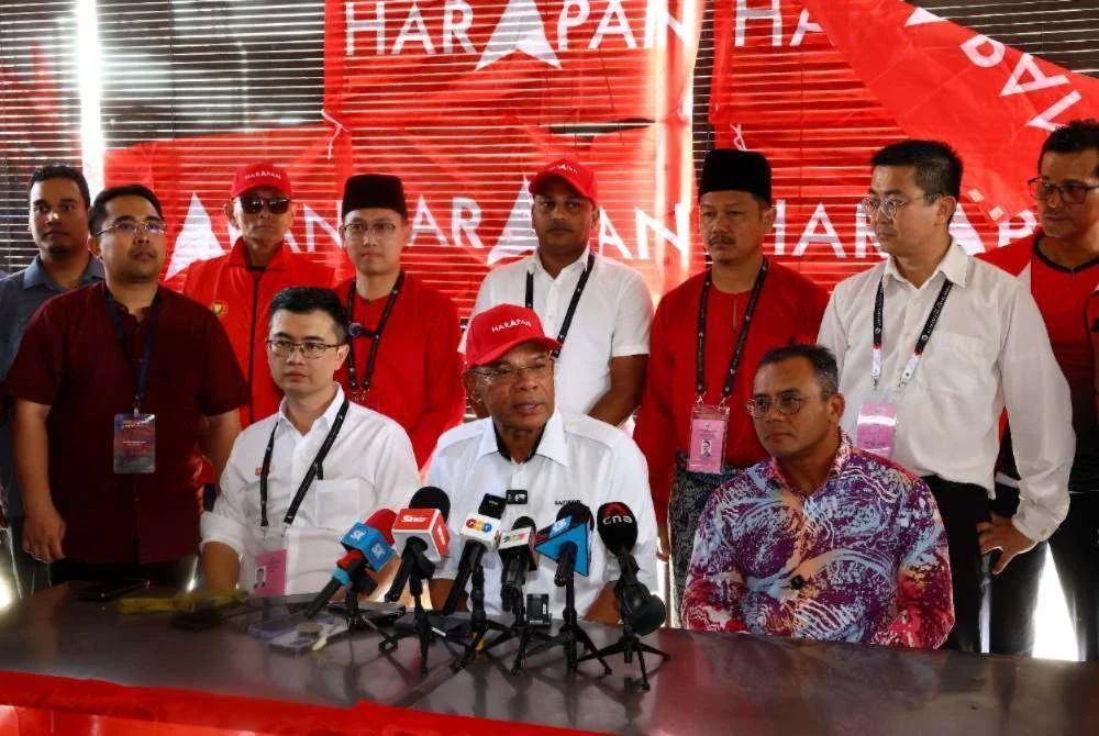 Saifuddin Nasution (tengah) bersama Naib Presiden PKR, Datuk Seri Amirudin Shari (kanan) yang masing-masing merupakan Pengarah Pilihan Raya Bersama PKR ketika sidang media di Restoran Jibril Corner, Kulai. - Foto Bernama