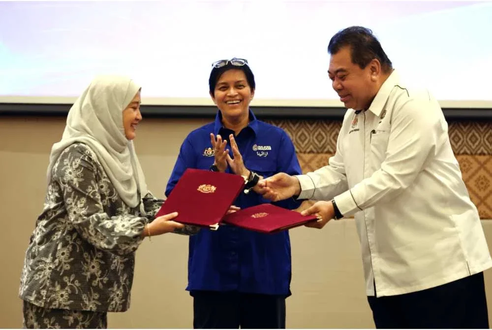 Azalina menyaksikan Pertukaran Nota Kerjasama di antara Tribunal Bagi Antibuli diwakili Presiden Tribunal bagi Antibuli, Nurul Husna Awang dan Kementerian Pendidikan Malaysia diwakili Pengarah Bahagian Pengurusan Sekolah Harian, Kementerian Pendidikan Malaysia, Mohd Hanafi Samad di Pusat Konvensyen Desaru. Foto Bernama