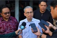 Fahmi bercakap kepada pemberita pada Program Edaran Pisang Goreng Percuma di Medan Selera Banang, Taman Banang Jaya pada Jumaat. - Foto Bernama