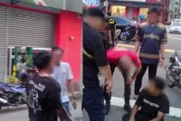 Tangkap layar video tular di media sosial memaparkan beberapa individu menahan seorang lelaki Rohingya yang dipercayai melarikan diri selepas terlibat dalam kemalangan jalan raya di Padang Jawa.