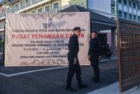 Anggota polis berkawal bagi memastikan kelancaran proses penamaan calon DUN N41 Puteri Wangsa sempena PRN Johor ke-16 di Dewan Besar Sekolah Menengah Kebangsaan Bandar Dato' Onn hari ini. Foto Bernama