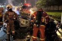Kebakaran berjaya dipadamkan sepenuhnya dengan kemusnahan kereta dilaporkan 100 peratus. Foto JBPM KL