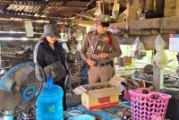 Polis sedang menjalankan siasatan di lokasi kejadian. Foto Bangkok Post