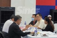 Wang Wee Szong yang berkemeja putih bersama dua pengiringnya hadir bagi menghantar borang pencalonan.