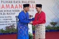 Onn Hafiz ( kiri) bersalamann Nur Hafiz (kanan) diumumkan sebagai calon bagi DUN Machap pada PRN Johor.