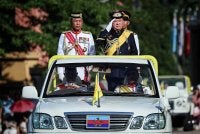 Sultan Ibrahim berkenan memeriksa perbarisan pada Istiadat Perbarisan Pentauliahan Diraja dan Pengurniaan Watikah Tauliah Pegawai Kadet ATM 2026 di Dataran Panglima Tentera Darat, Kem Perdana Sungai Besi pada Sabtu. Foto Bernama