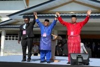 DUN Bukit Kepong menyaksikan perlawanan tiga penjuru babit Subramani (kiri), Ahmad Syarie (tengah) dan Dr Sahruddin (kanan).
