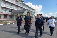 Ab Rahaman (tengah) meninjau perjalanan proses penamaan calon bagi DUN Puteri Wangsa di Pusat Penamaan Calon, SMK Bandar Dato Onn, Johor Bahru.