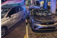Seorang gelandangan warga asing ditahan selepas merosakkan kereta polis di Jalan Hang Lekiu, Kuala Lumpur Rabu lalu. Foto: Tular