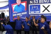 Ahmad Zahid (kiri) pada Majlis Pelancaran Gelombang Biru DUN Benut di Kampung Parit Ismail, Benut pada Sabtu.