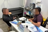 JIM membongkar kegiatan lelaki warga Pakistan sebagai doktor tidak bertauliah di sebuah klinik swasta di Subang Bestari pada Khamis. Foto: JIM