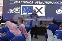 Ahmad Zahid berucap pada Majlis Pelancaran Gelombang Biru bagi DUN Benut di Parit Ismail Benut pada Sabtu.