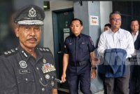 Haim Hilman dibawa polis ke mahkamah dan Mohd Yatim (kiri)