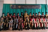 Vigneswaran (duduk di depan, enam dari kiri) ketika hadir ke Konvokesyen Aimst University di Sungai Petani pada Sabtu.