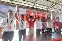 Saifuddin (tengah) dan Amirudin (tiga dari kanan) bersama beberapa calon PH dalam sidang akhbar di Kulai pada Sabtu.