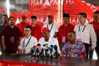 Saifuddin Nasution (tengah) bersama Naib Presiden PKR, Datuk Seri Amirudin Shari (kanan) yang masing-masing merupakan Pengarah Pilihan Raya Bersama PKR ketika sidang media di Restoran Jibril Corner, Kulai. - Foto Bernama